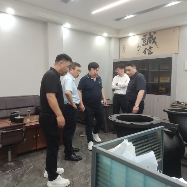 美国客户中国代表来龙尊模具实地考察 美国客户中国代表来龙尊模具实地考察